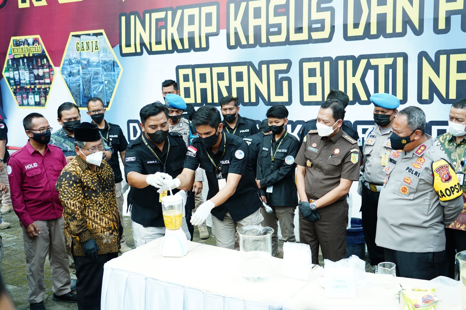 Puluhan Ribu Botol Miras dan Narkoba di Musnahkan Polda Jabar Jelang Nataru 