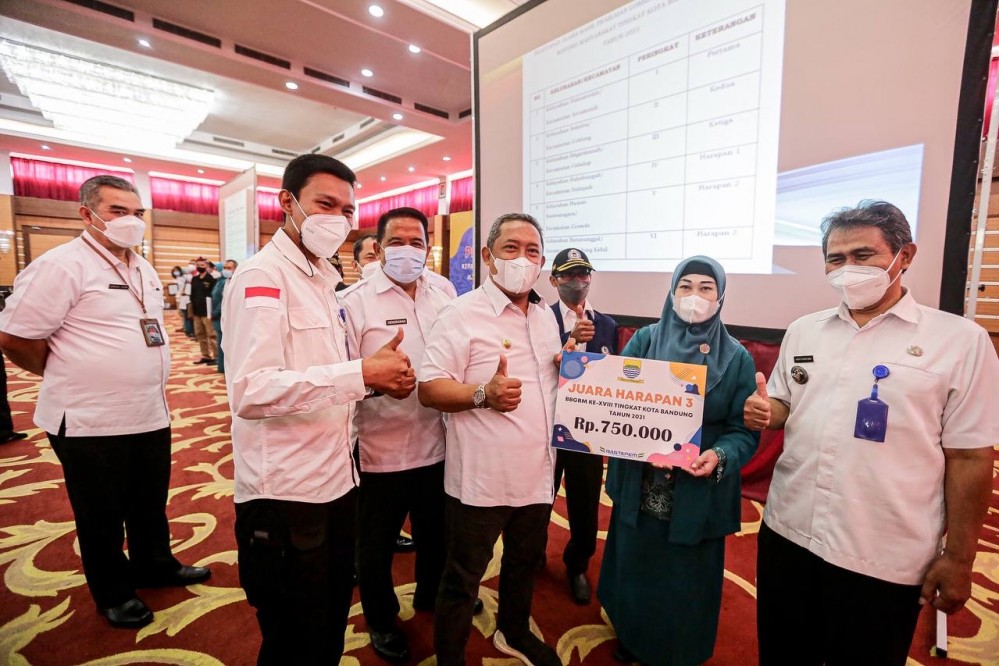 Pemkot Bandung Berikan Penghargaan kepada 6 Kelurahan Hasil dari Lomba BBGRM