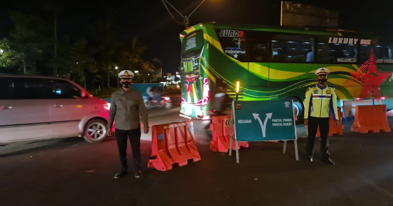 Petugas Gabungan Bergerak Cepat Lakukan Rekayasa Arus Lalulintas di Pangandaran