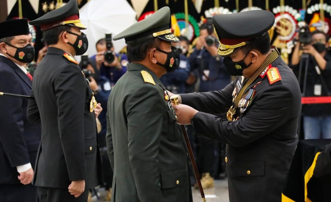 Kapolri Menyematkan Penganugerahan Tanda Kehormatan Bintang Bhayangkara Pratama