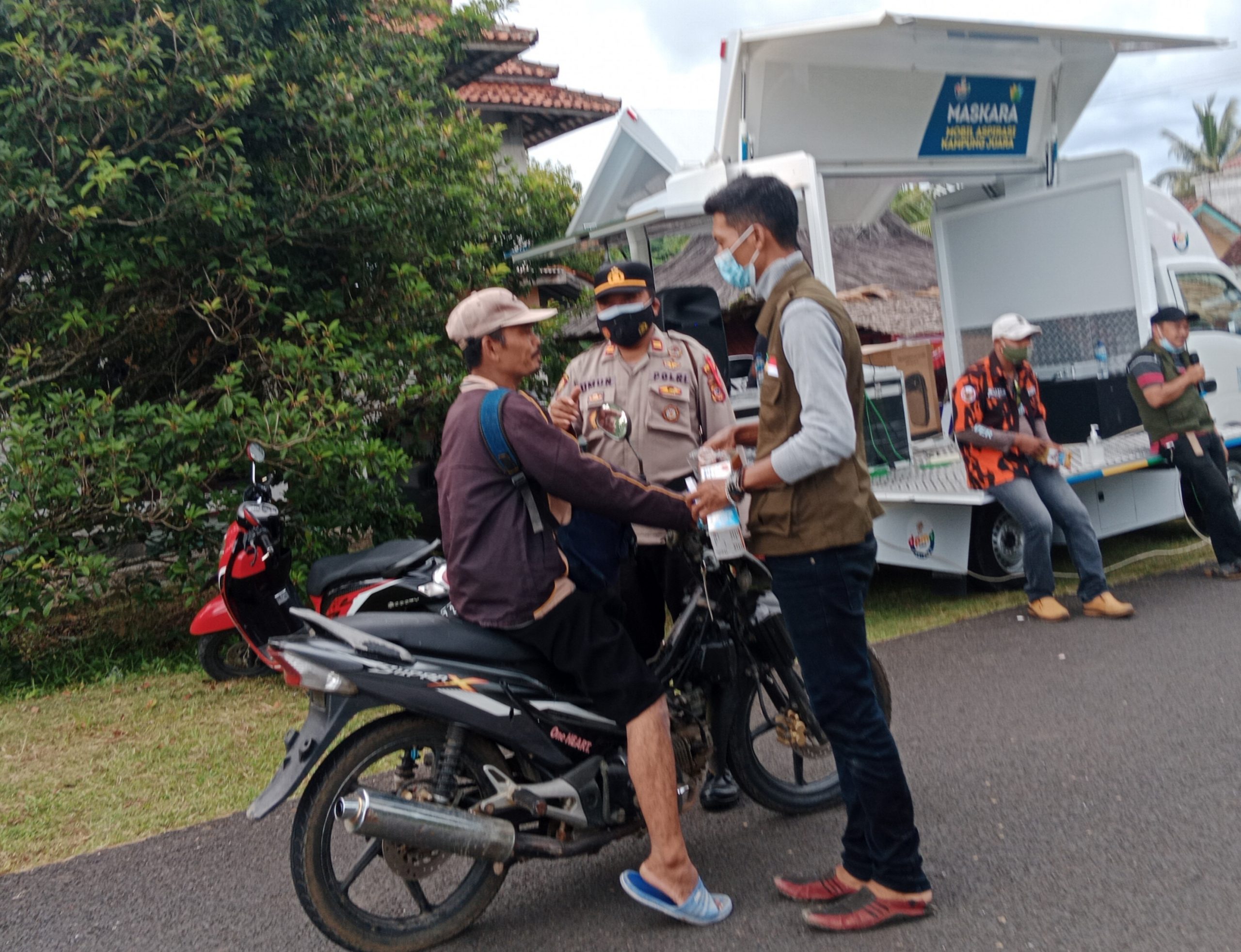 Polsek Cimerak Laksanakan Pengamanan Kawasan Objek Wisata Pantai Madasari dan Bagikan Ratusan Masker