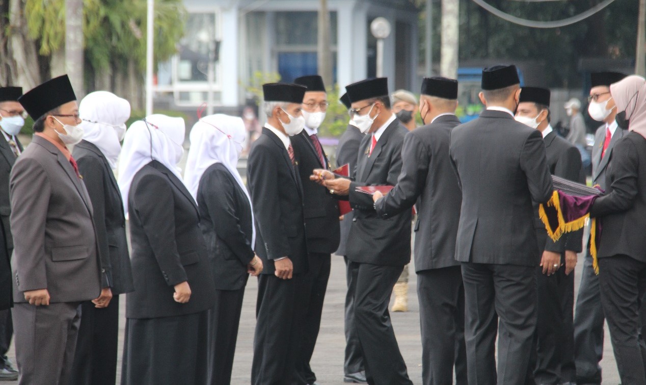Bupati Ciamis Serahkan 15 Penghargaan di Hari Amal Bhakti ke-76
