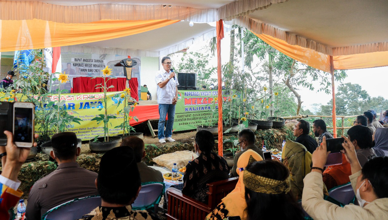 Herdiat Buka RAT Koperasi Sampai Tanam Pohon Durian Bersama Warga Desa Kalijaya