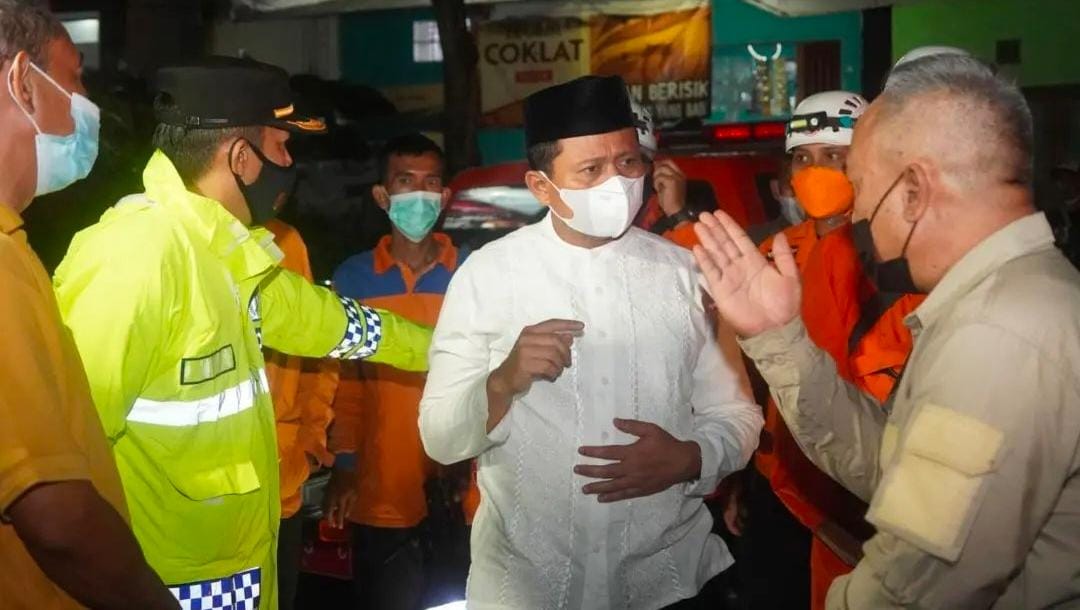 Bupati Sumedang Jenguk Aki Tata Korban Longsor