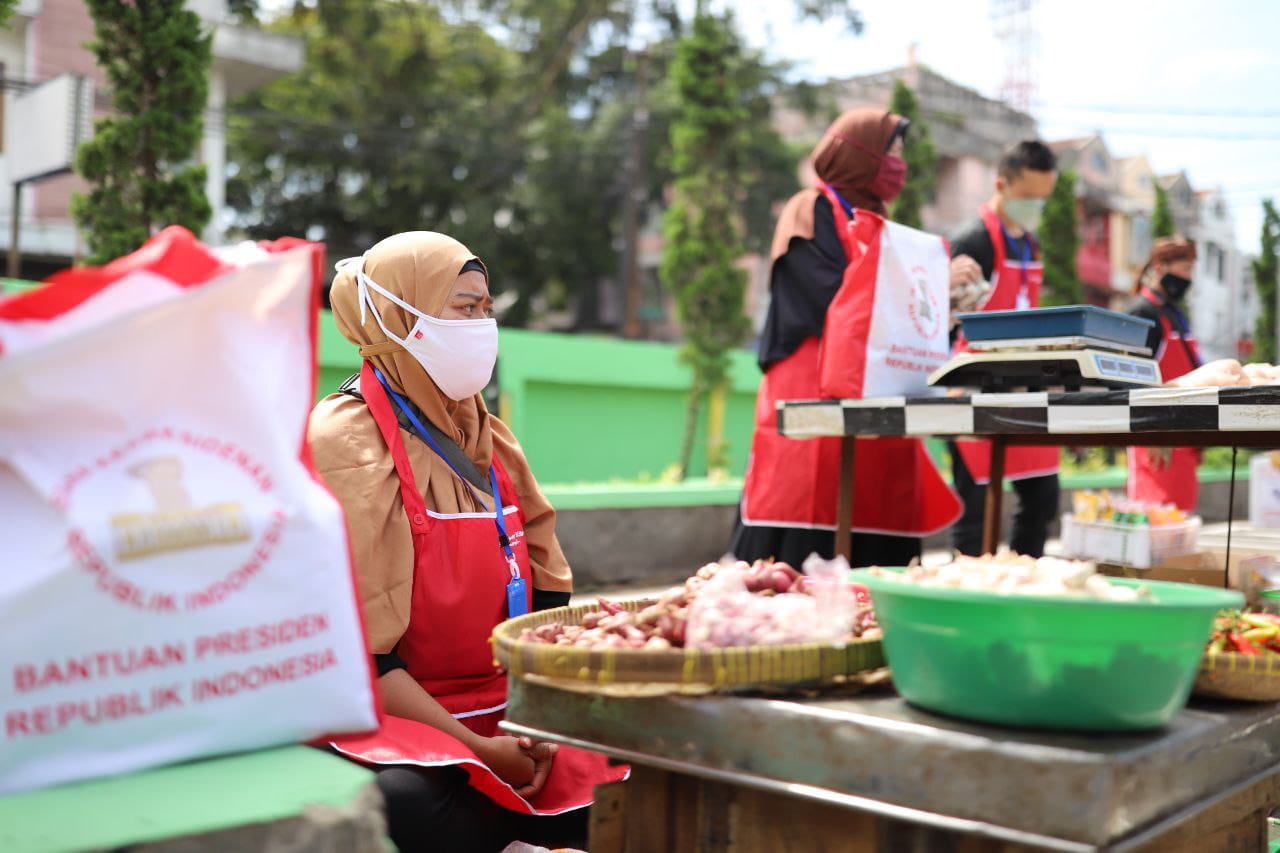 Pedagang di Pasar Sederhana Dapat BLT dari Jokowi
