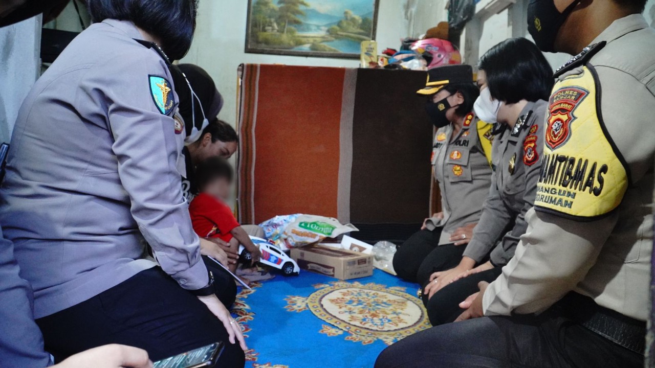 Bersama Polwan, Kapolres Banjar Jenguk Korban KDRT dan Berikan Trauma Healing