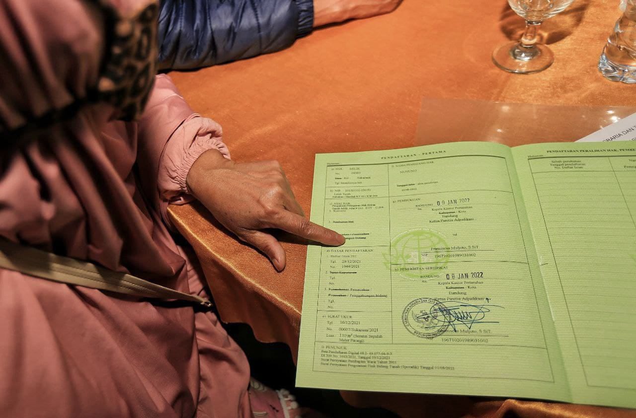 Pemkot Bandung Serahkan 713 Bidang Tanah di Kecamatan Sikasari