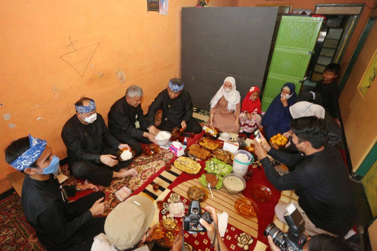 Merakyat, Plt Walkot Bandung Ngaliwet Bersama Keluarga Pra Sejahtera