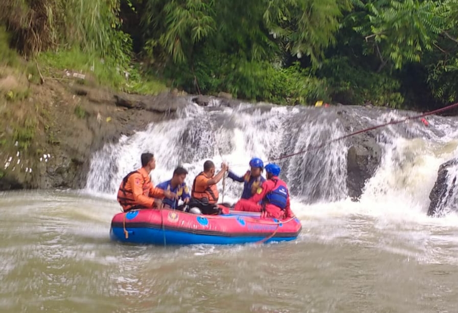 Seorang Pemuda Hilang Terseret Arus Saat Mancing di Sungai Ciapus Bogor