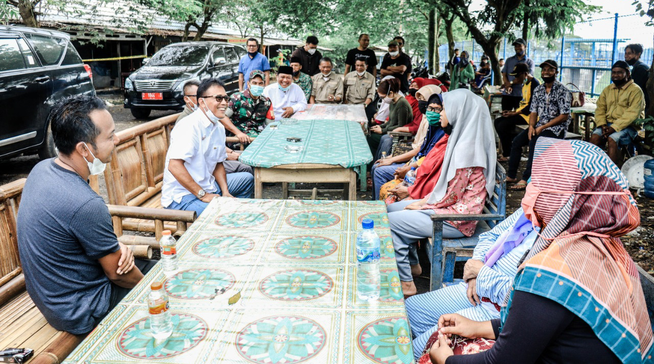 Bupati Ciamis Berikan Bantuan Kepada Pedagang yang Menjadi Korban Kebakaran di Manganti