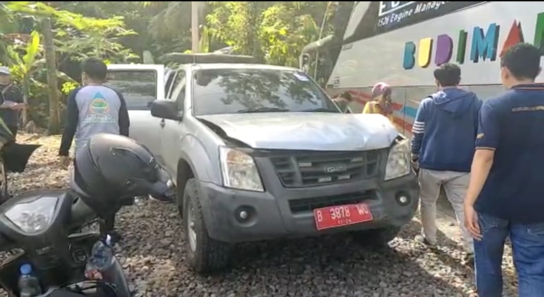 Diduga Ngantuk, Minibus di Pangandaran Hantam Mobil Rombongan Kementerian PUPR