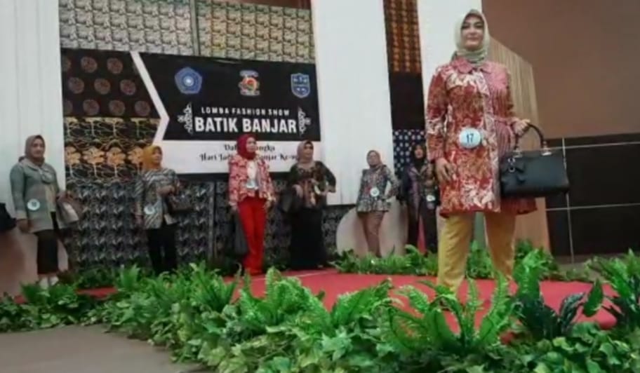 Pemkot Banjar Gelar Lomba Fashion Show dengan Tema “Kreasi Baju Kerja Motif Batik Banjar”