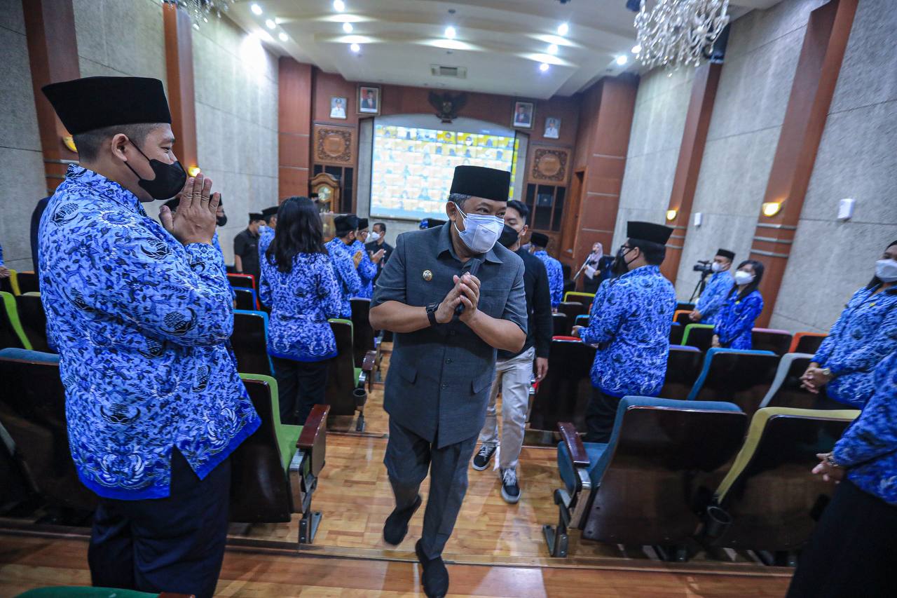 Plt Walkot Bandung Harap para PNS Lakukan Inovasi Kreatif Demi Berikan Pelayanan Prima pada Masyarakat