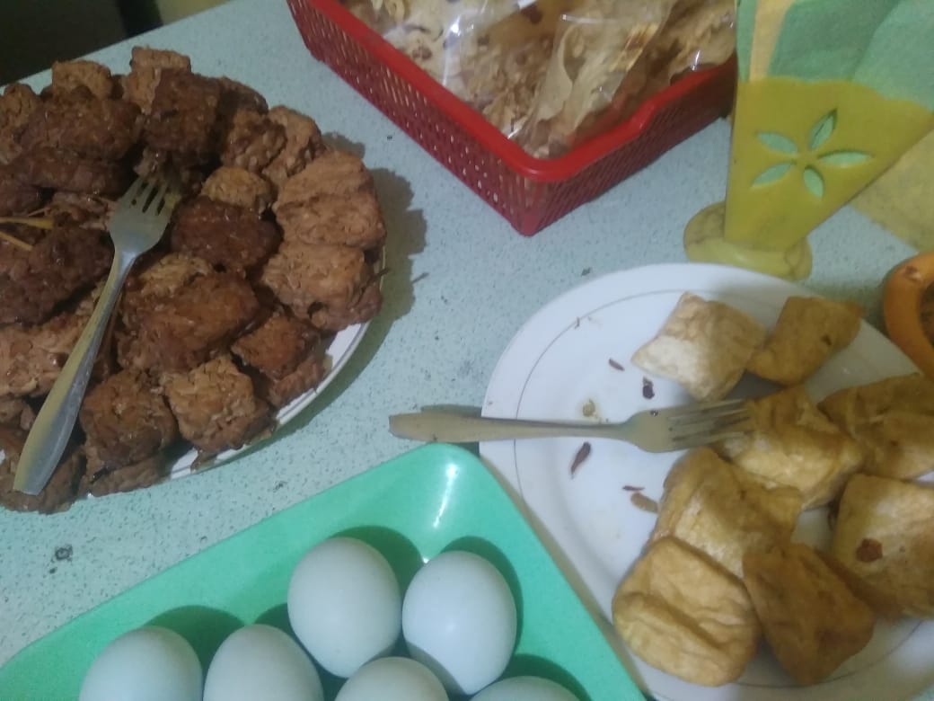 Harga Kedelai Melambung, Ditambah Minyak Goreng Langka, Pemilik Warung Makan Ini Menggerutu