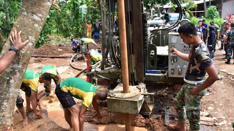 Terima Bantuan Sumur Bor Dari Pangkostrad, Wali Kota Banjar Tinjau Langsung Proses Pengeboran