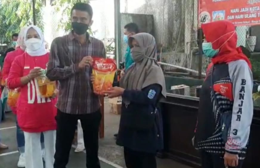 Gelar Bhakti Sosial, DWP Dinkes Kota Banjar Bagikan Minyak Goreng