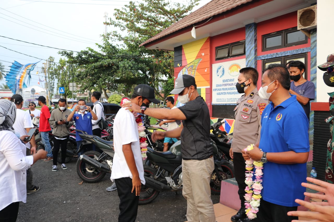 Atlet Surfing Asal Batukaras Jadi Juara 1 LSI di Pantai Kuta Disambut Baik oleh Ketua DPRD Pangandaran