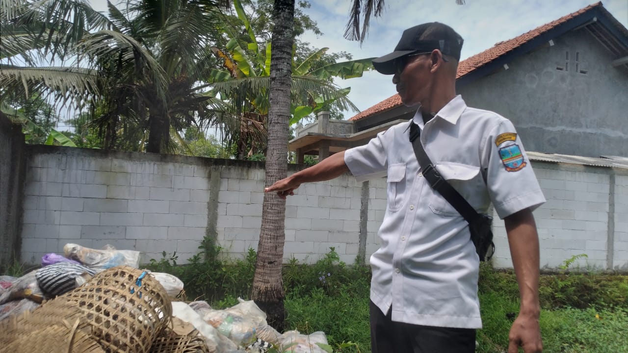 Warga Desa Maruyungsari Keluhkan Tumpukan Sampah di Pasar Tradisional