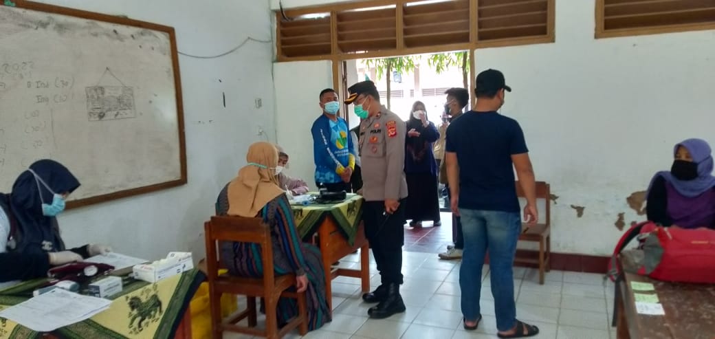 Kapolsek Banjar Lakukan Pengecekan Pelaksanaan Gebyar Vaksinasi di SMK N 1 Banjar