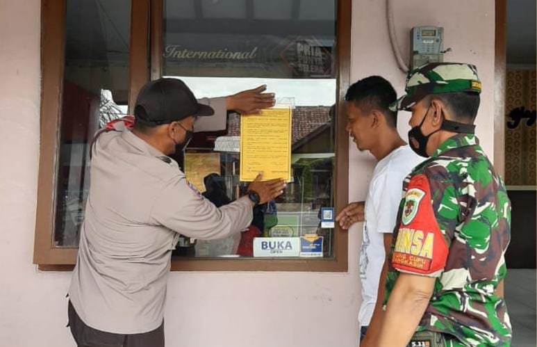 Polsek Cikoneng Lakukan Pemasangan Himbauan ke Sejumlah Warung