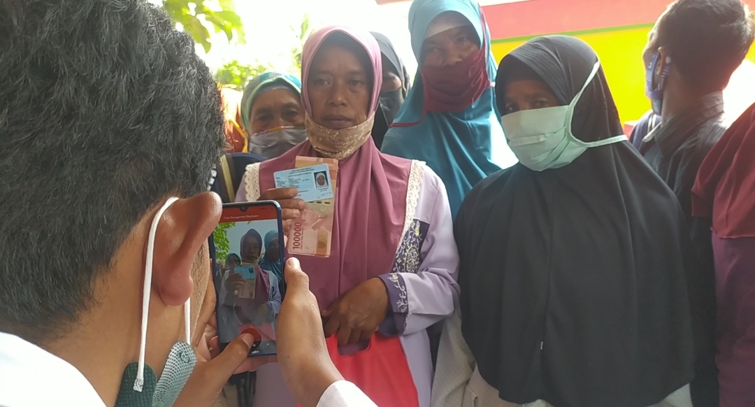 Ratusan Warga Rela Antri di Kantor Kecamatan Padaherang Demi Bantuan Rp 500 Ribu