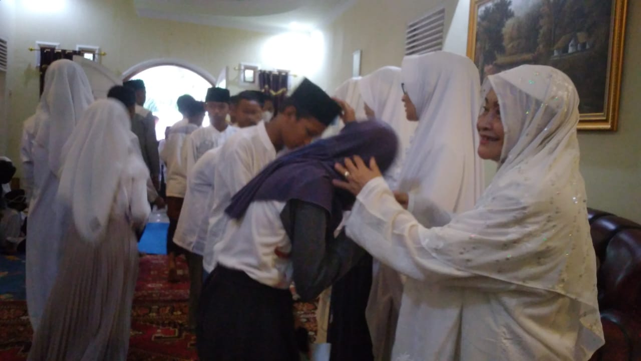 Kumpulan Nenek-nenek di Pangandaran Santuni Puluhan Yatim-piatu