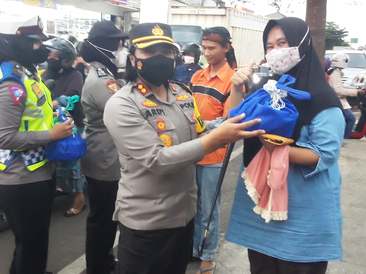 Polwan Polres Banjar Gelar Baksos dengan Cara Bagikan Takjil