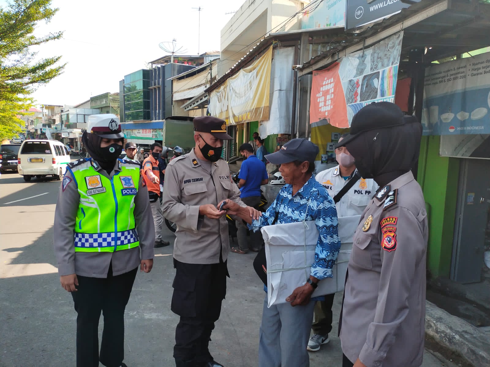 Tim Gabungan PPKM, Bagikan Masker dan Ingatkan Prokes