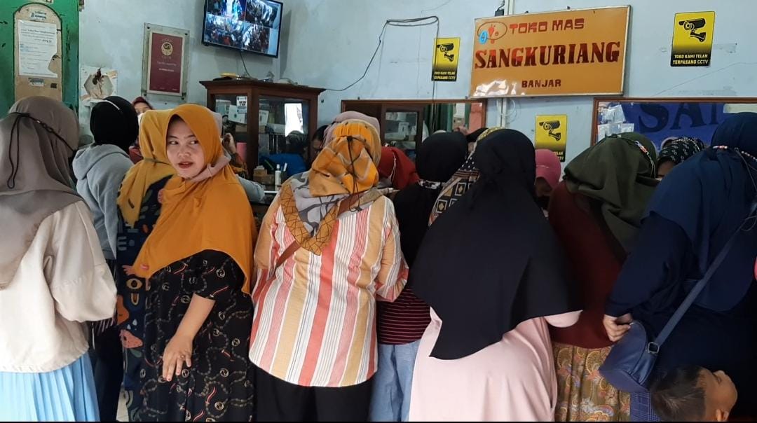 Jelang Lebaran, Sejumlah Toko Emas di Banjar Ramai Dipadati Pengunjung