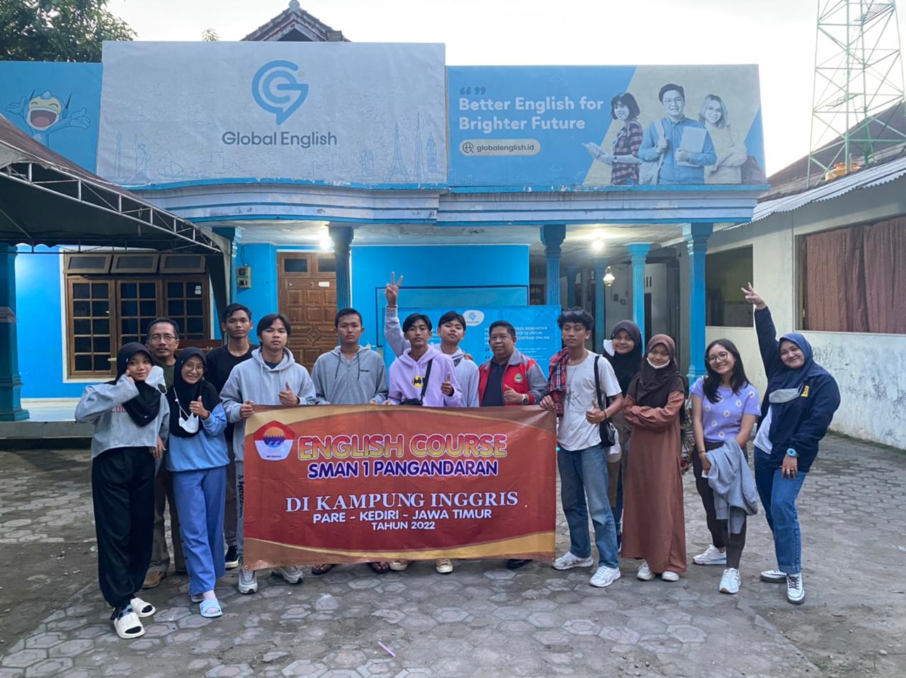 Belasan Pelajar SMA Negeri 1 Pangandaran Berangkat ke Kampung Turis di Pare Jatim