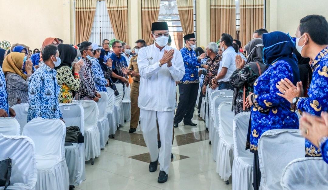 Bupati Herdiat Serahkan Uang Kadeudeuh Bagi Anggota KORPRI