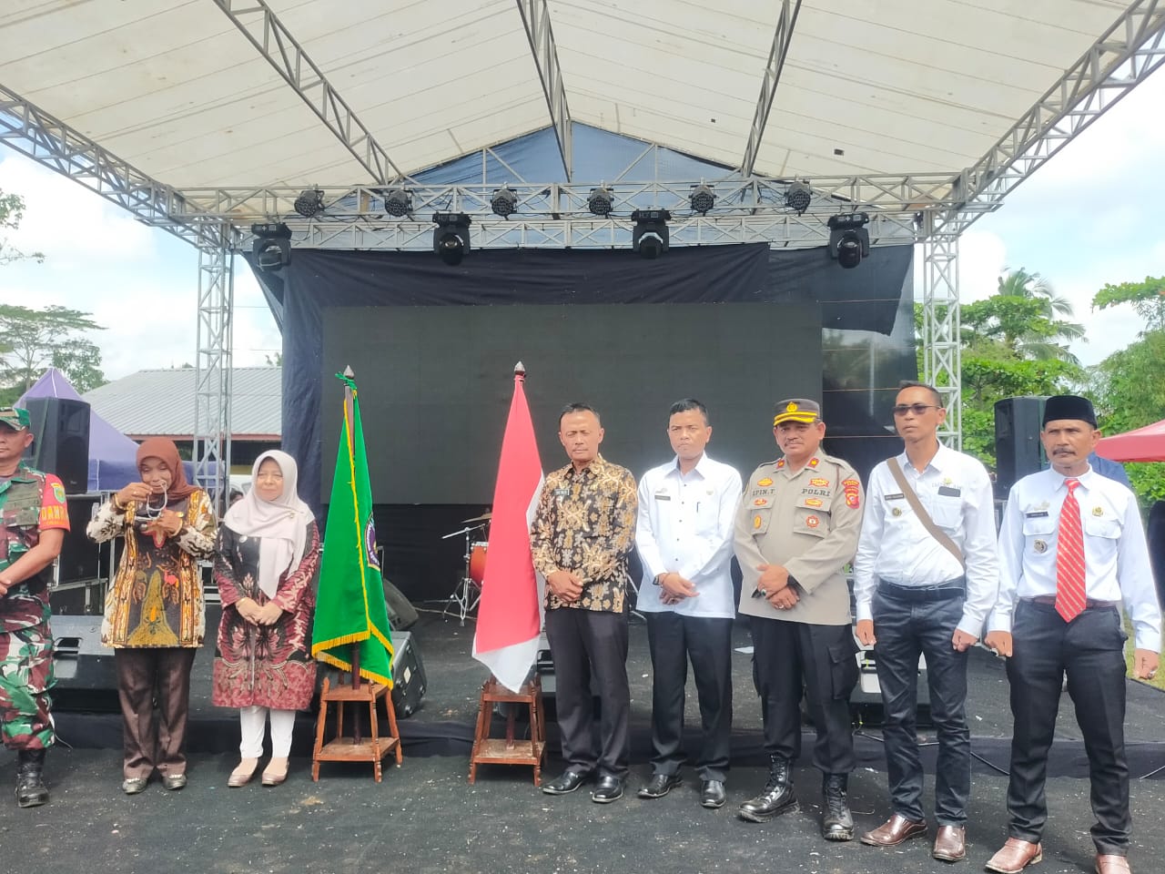 Kapolsek Cikoneng Terima Pataka Kabupaten Ciamis dari Camat Sukamantri