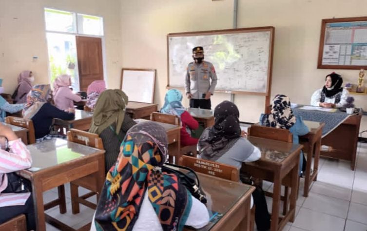 Satsamapta Polres Ciamis Ingatkan kepada Siswa-siswi yang Menerima Kelulusan