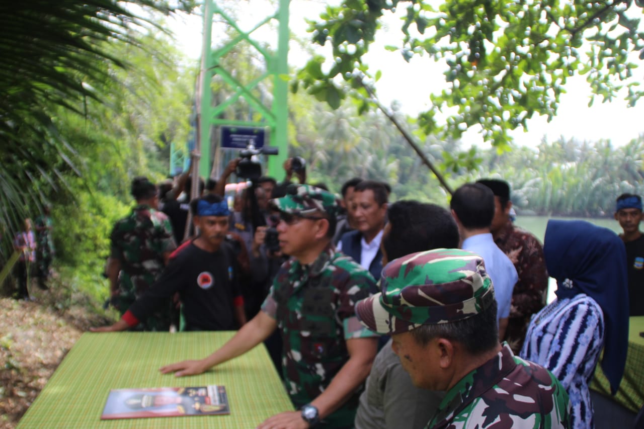 Wakil Kepala Staf TNI AD Resmikan Jembatan Gantung Simpay Asih