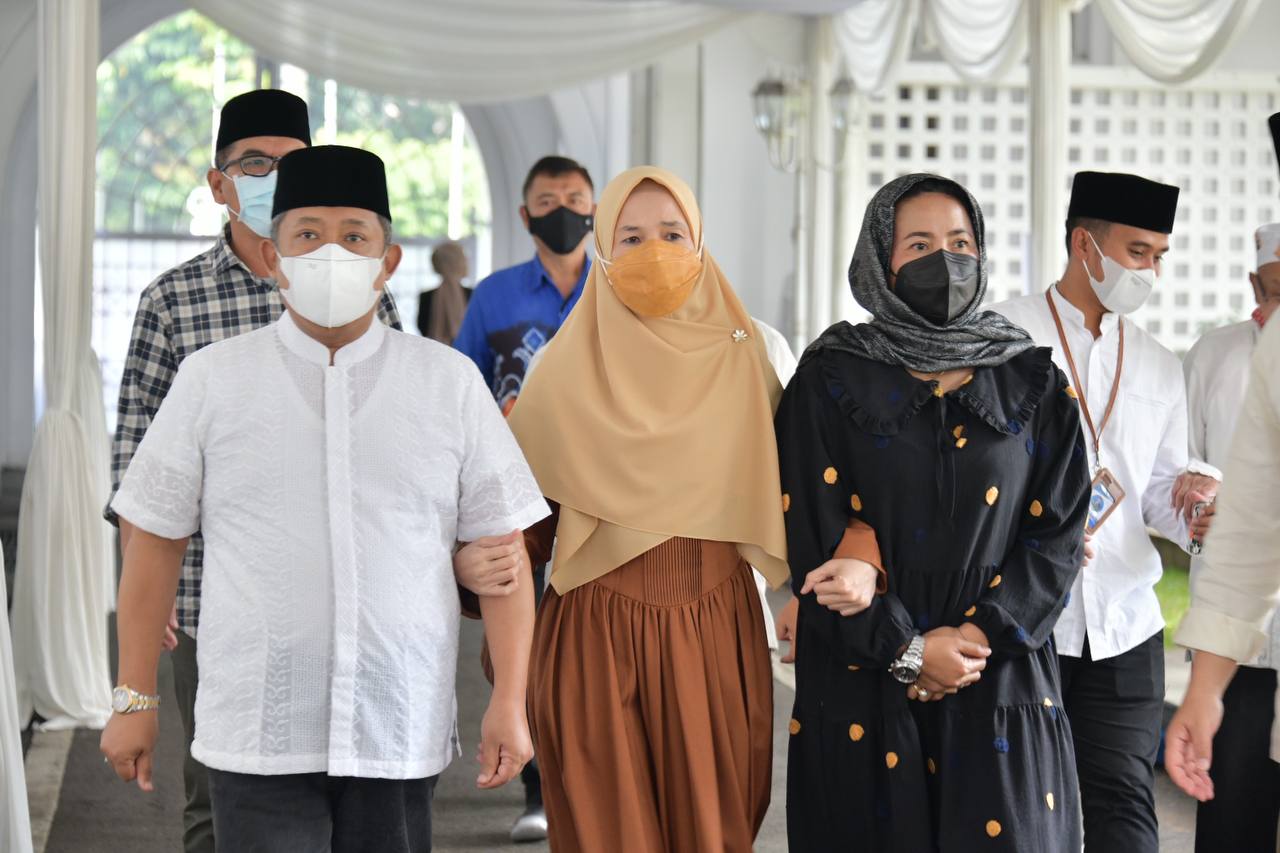Walkot Bandung Tak Kuasa Menahan Air Mata Saat Takziah ke Gubernur Jawa Barat
