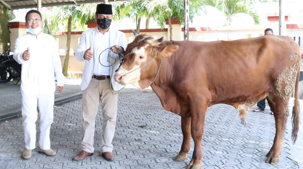 DPRD Pangandaran Sembelih 1 Ekor Sapi. Asep Noordin : Hari Raya Idul Adha Momentum Untuk Berbagi