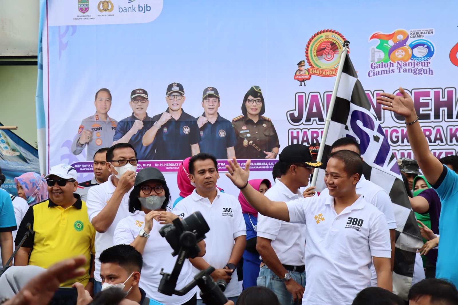 Hari Jadi Kabupaten Ciamis Ke-380 dan Hari Bhayangkara Ke-76 Dimeriahkan Dengan Jalan Sehat