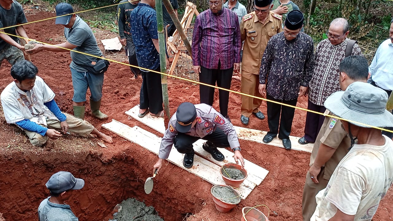 Kapolsek Cipaku Hadiri Peletakan Batu Pertama Pembangunan Ponpes Bahrul Ulum