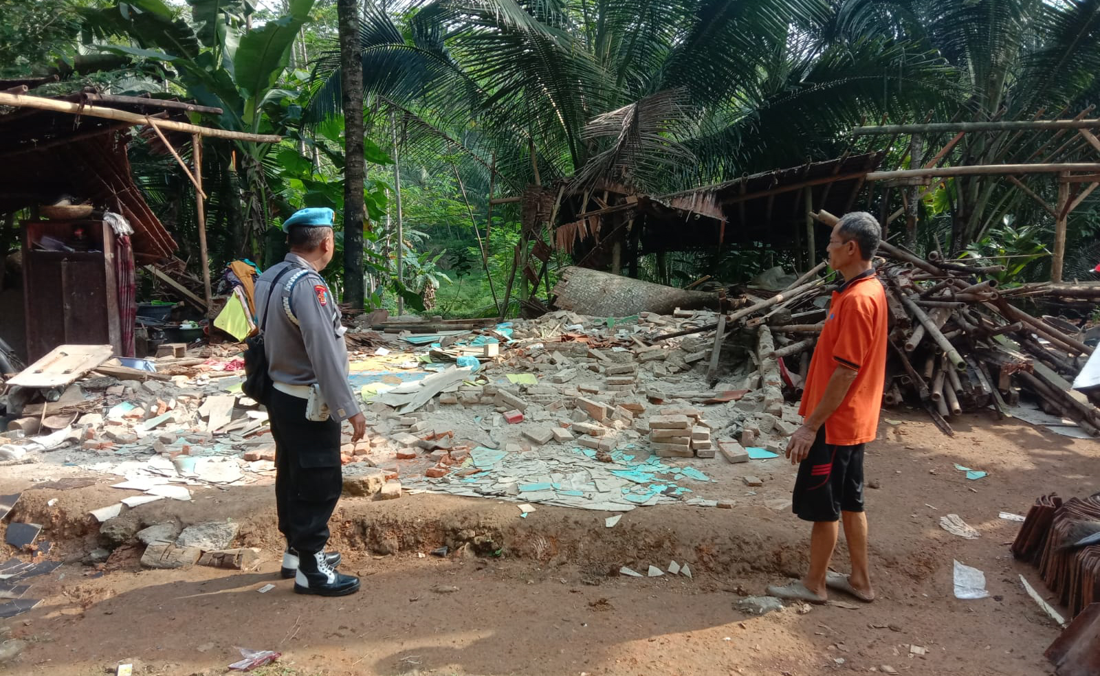 Lapuk Dimakan Usia, Rumah Warga Pangandaran Mendadak Ambruk