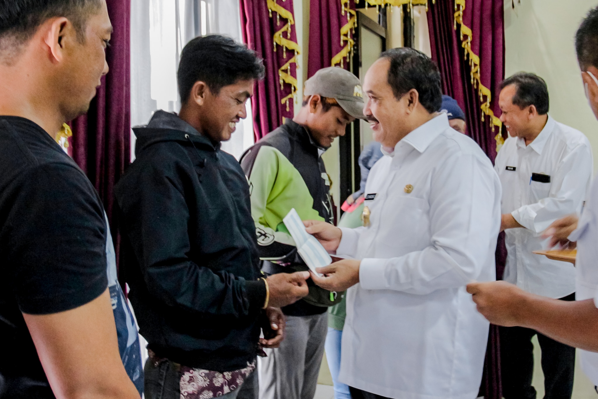 Bupati Jeje Serahkan Ganti Rugi Atas Bangunan untuk Membangun Terminal Pangandaran