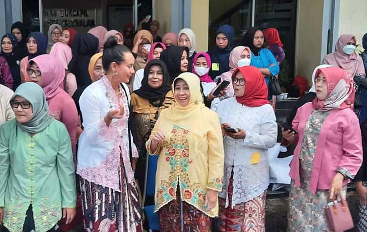Meski Diguyur Hujan, Juag Sukapura Hadiri Kebaya Fashion Weeks Tasikmalaya