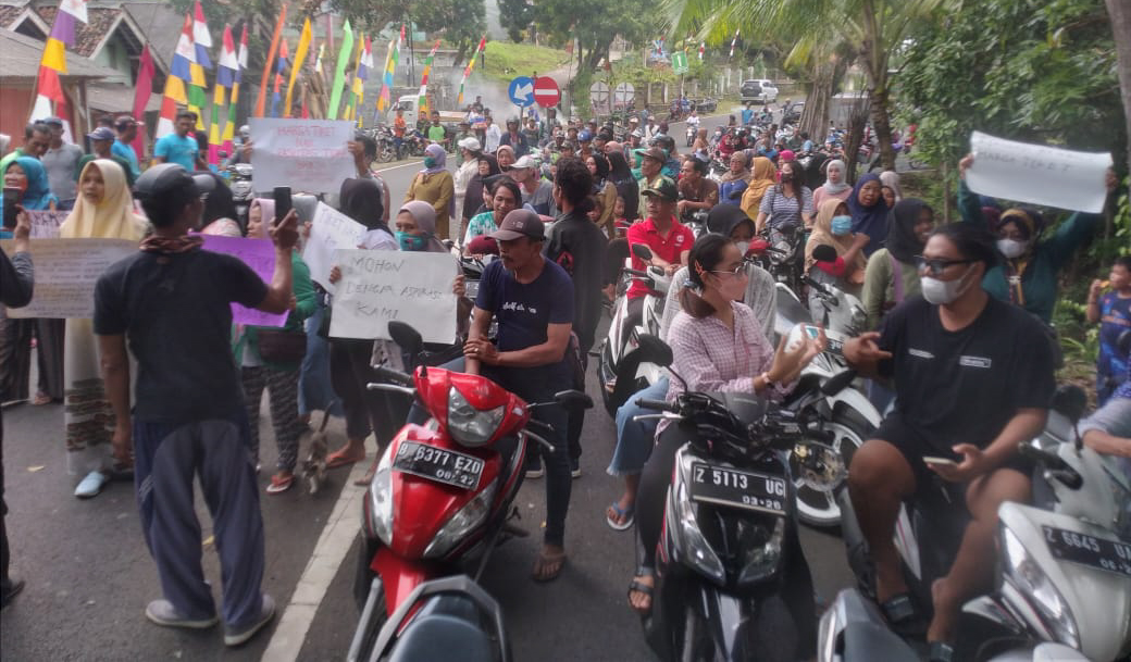Gara-gara Tiket Masuk Mahal, Ratusan Pelaku Usaha di Objek Wisata Karapyak Demo