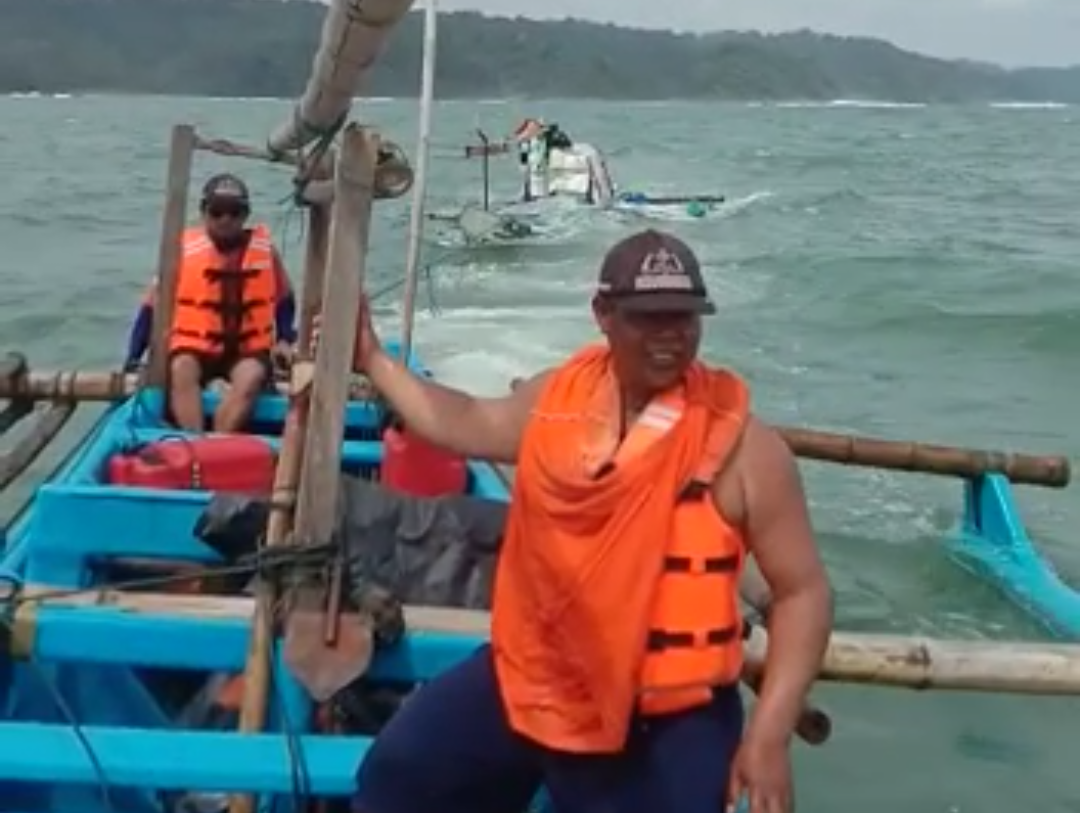 SAR Barakuda Pangandaran Berhasil Evakuasi Perahu Terbalik di Pantai Nusakambangan