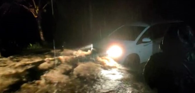 Beredar Video Sebuah Mobil di Pangandaran Nyaris Terseret Banjir Bandang