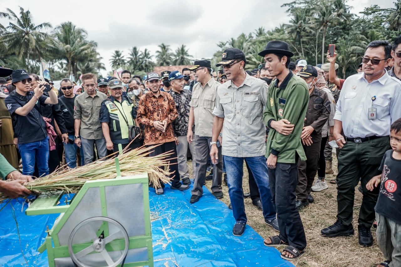 Bupati Herdiat Laksanakan Panen Raya Padi Hibrida Varietas Hipa 21