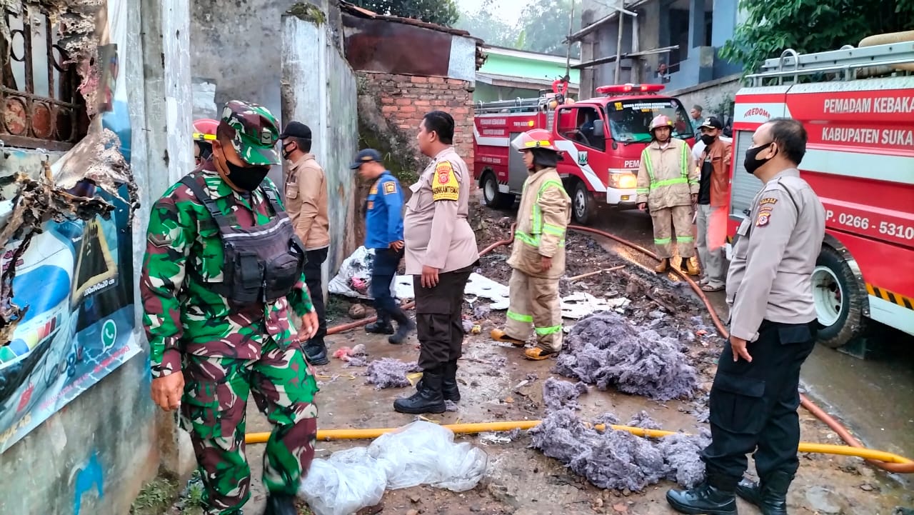 Damkar Kabupaten Sukabumi dibantu Polsek Gunungguruh dan Koramil lakukan Evakuasi Kebakaran Gudang Kasur