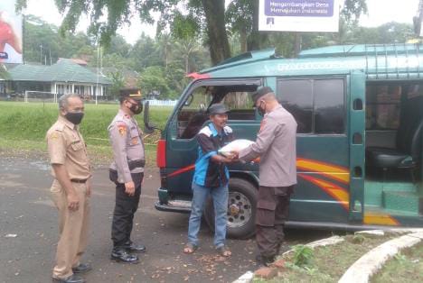 Dampak Penyesuaian BBM, Warga di Ciamis Terima Bantuan Beras dari Polisi
