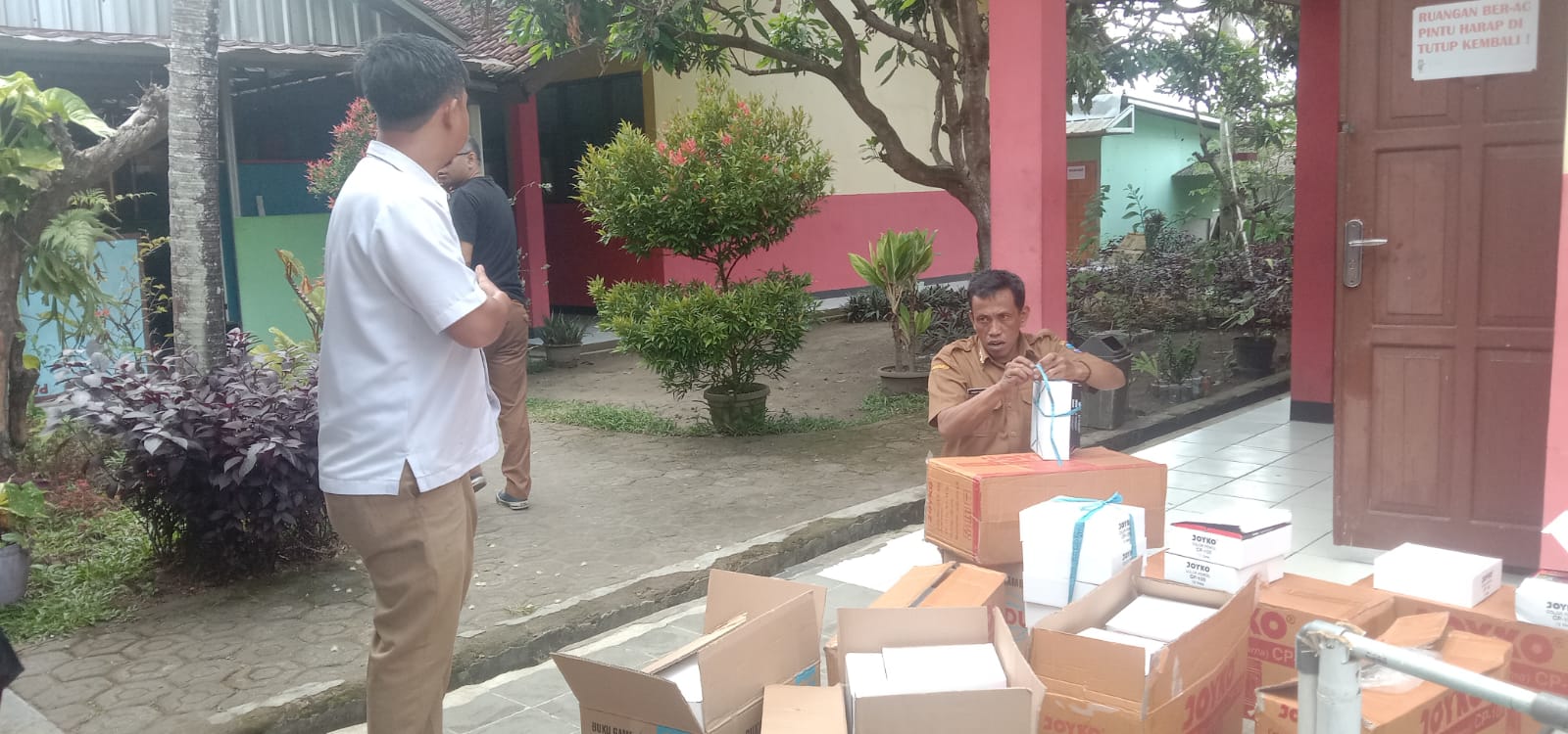Disdikpora Kabupaten Pangandaran Salurkan Kebutuhan ATK kepada Ribuan Siswa