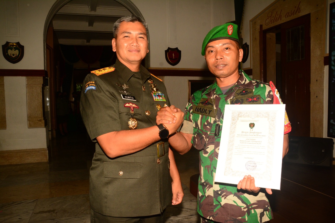 Puluhan Prajuritnya yang Berprestasi Dapat Piagam Penghargaan dan Kalung Sekeseler dari Pangdam III Siliwangi