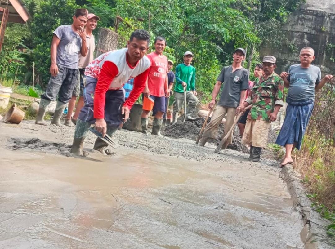 Masyarakat di Kampung Pasir Erih Perbaiki Jalan Secara Gotong Royong